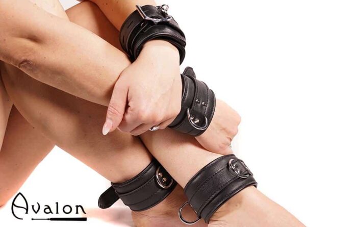 Avalon - LEGEND - Cuffs og Collar sett Sort