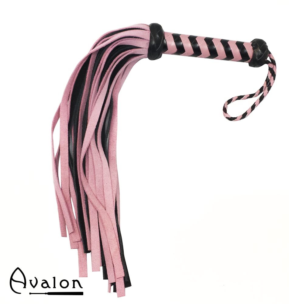 Avalon - HEIR - Rosa og Sort Flogger med 36 Haler i Semsket Lær Avalon - HEIR - Rosa og Sort Flogger med 36 Haler i Semsket Lær