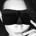 Ouch!  Black & White - Satin Curvy Eyemask - Øyemaske Sort