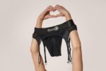 Ouch! Vibrating Strap-on Thong med Strømpebånd - XS/S