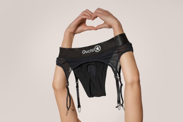 Ouch! Vibrating Strap-on Thong med Strømpebånd - XS/S