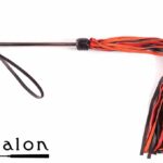 Avalon - SORCERESS - Sort og rød flogger med langt metall håndtak
