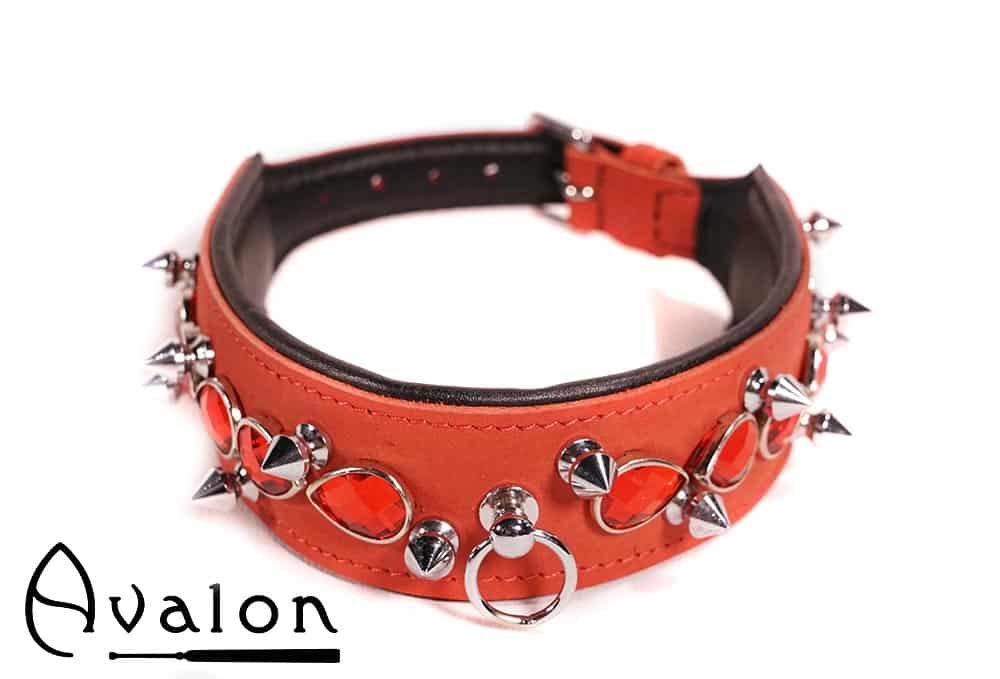Avalon - DEFIANCE - Collar med Spisse Nagler og Røde Stener - Rødt og Svart