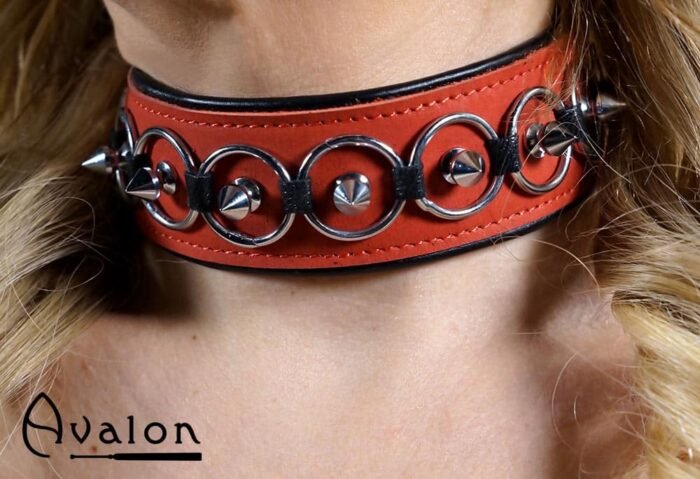 Avalon - CHERISHED - Collar med Spisse Nagler og Ringer - Rødt og Svart
