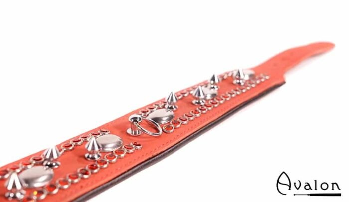 Avalon - QUEST - Collar med spisse nagler og strass - Rød og sort