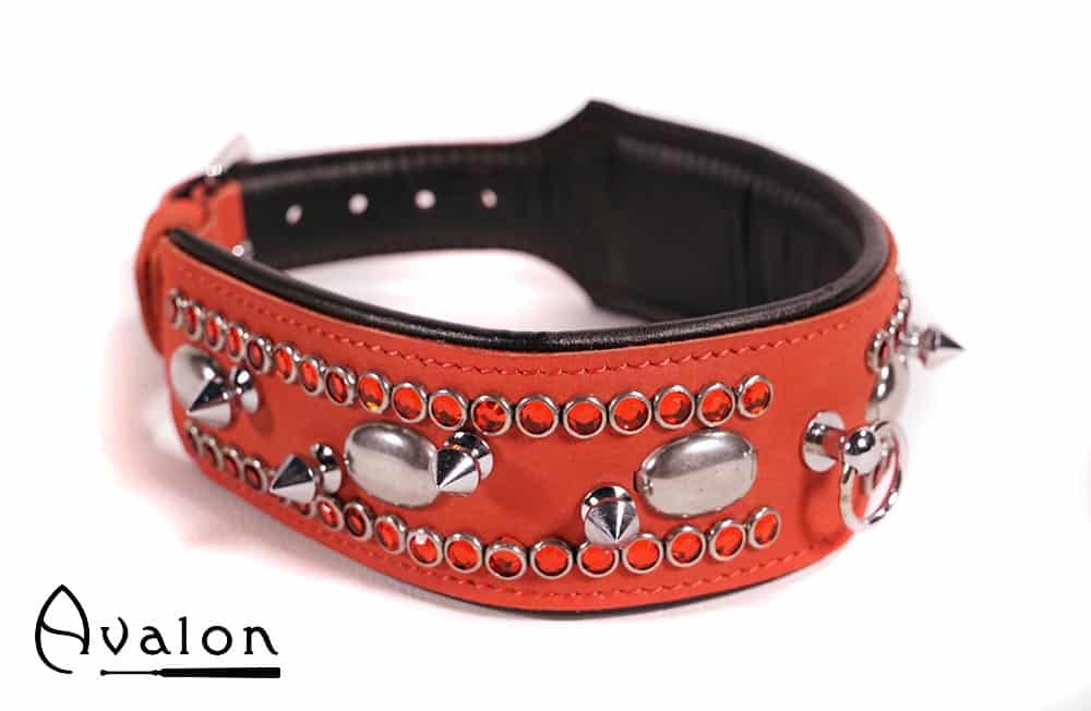 Avalon - QUEST - Collar med spisse nagler og strass - Rød og sort
