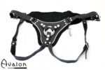 Avalon - TAKEN - Strap-on sele i sort og hvitt lær