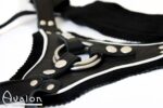 Avalon - TAKEN - Strap-on sele i sort og hvitt lær