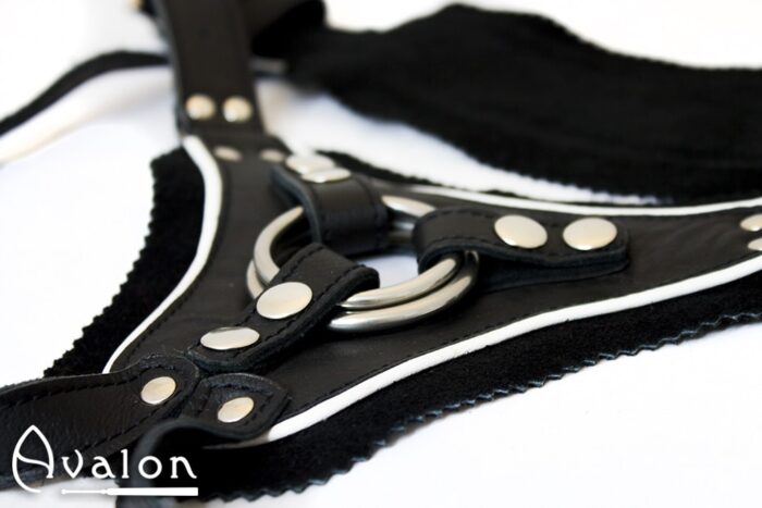 Avalon - TAKEN - Strap-on sele i sort og hvitt lær