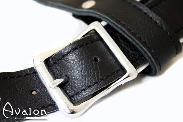 Avalon - TAKEN - Strap-on sele i sort og hvitt lær